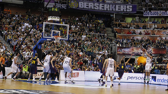 En esta foto podemos ver el lanzamiento a canasta que hizo Campeón de la Copa ACB de Málaga 2014 al Madrid. El lanzador, Sergio Llull