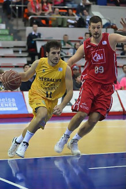 En esta imagen podemos ver a Tomás Bellas, Jugador del Gran Canaria ACB, en una acción del Partido que disputaron contra el Zaragoza