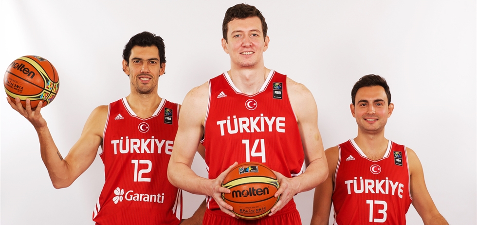 En esta foto podemos ver a Kerem Gonlum, a Omer Asik y a Ender Arslan, 3 de las Estrellas de Turquía en el Último Mundial