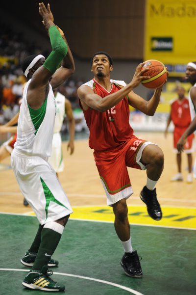 En esta foto podemos ver a un Jugador de la Selección de Madagascar entrando a canasta ante la oposición de su Defensor