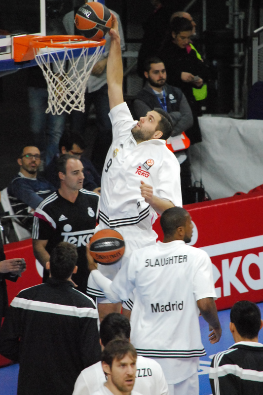 En esta imagen podemos ver a Felipe Reyes, Jugador del Madrid, durante el Calentamiento del Partido del Top 16 2015 de la EuroLeague que disputaron contra el Panazinaikós